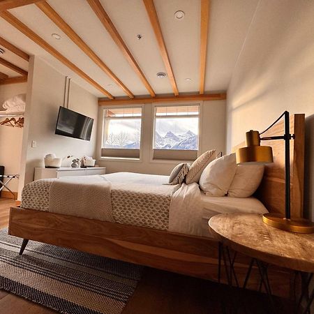 Ravens Crest Lodge - Stunning Views Perfectly Located On Main Street Canmore Ngoại thất bức ảnh