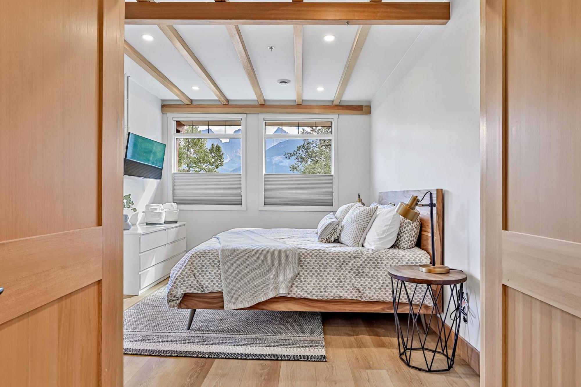 Ravens Crest Lodge - Stunning Views Perfectly Located On Main Street Canmore Ngoại thất bức ảnh