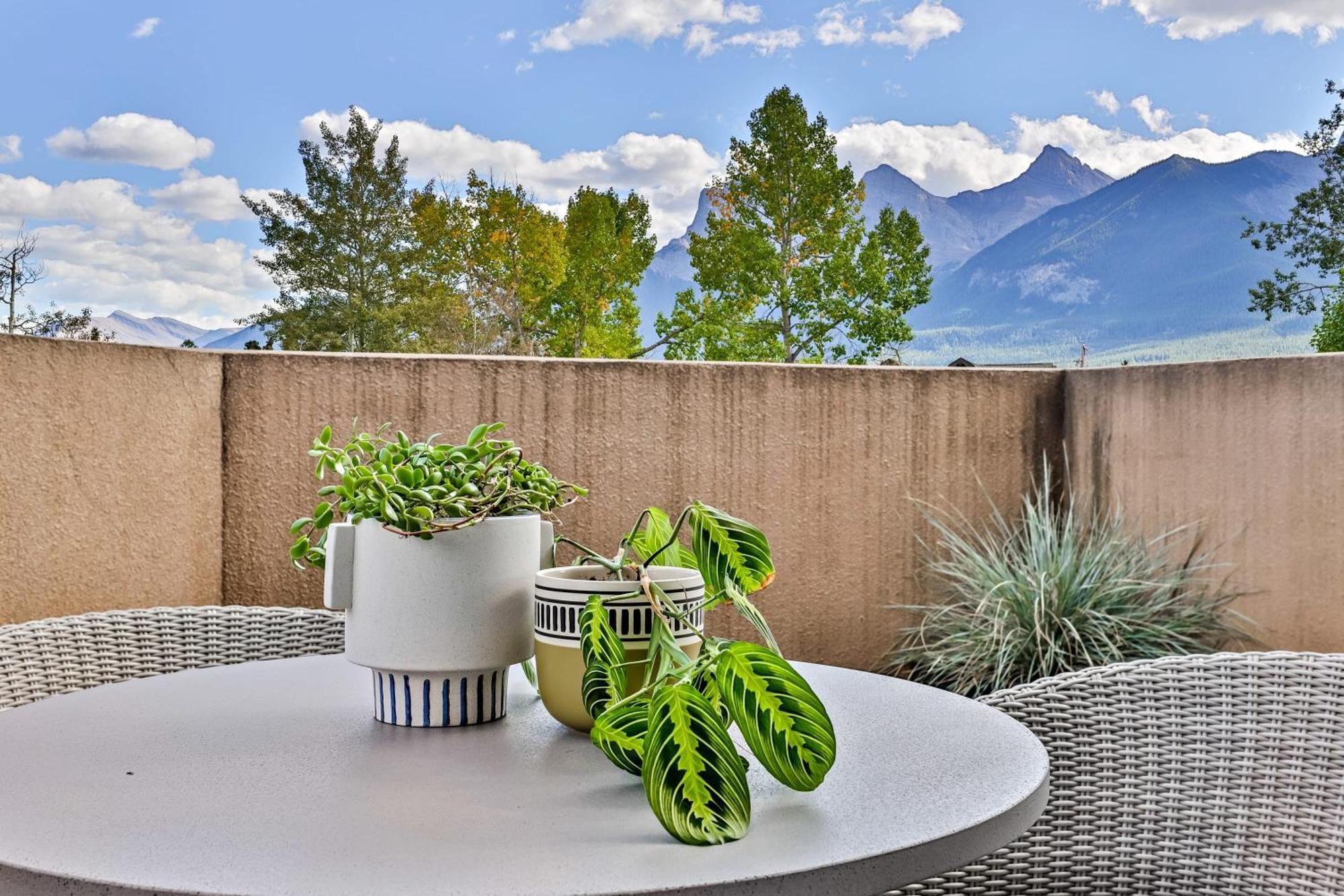 Ravens Crest Lodge - Stunning Views Perfectly Located On Main Street Canmore Ngoại thất bức ảnh