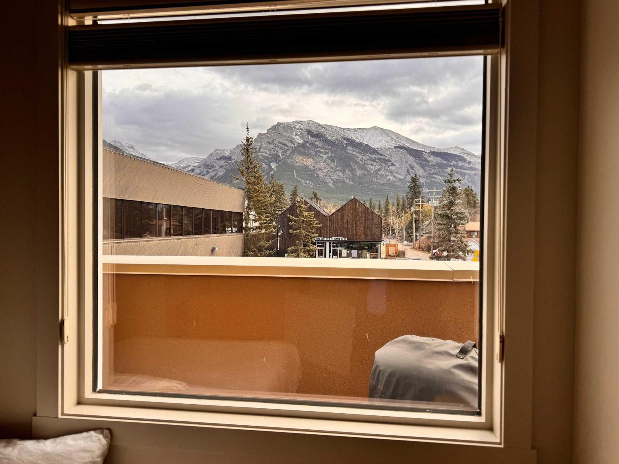 Ravens Crest Lodge - Stunning Views Perfectly Located On Main Street Canmore Ngoại thất bức ảnh