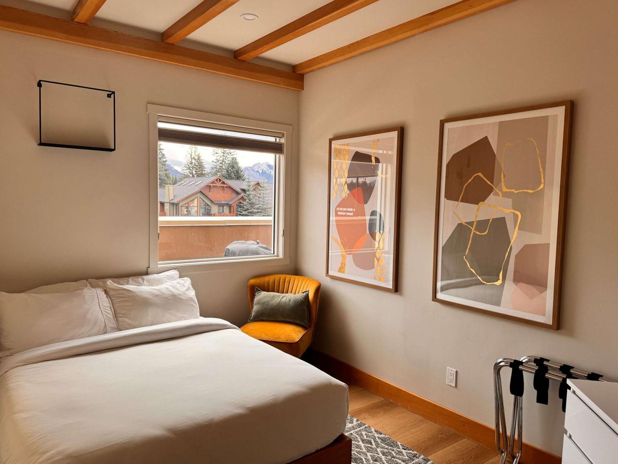 Ravens Crest Lodge - Stunning Views Perfectly Located On Main Street Canmore Ngoại thất bức ảnh