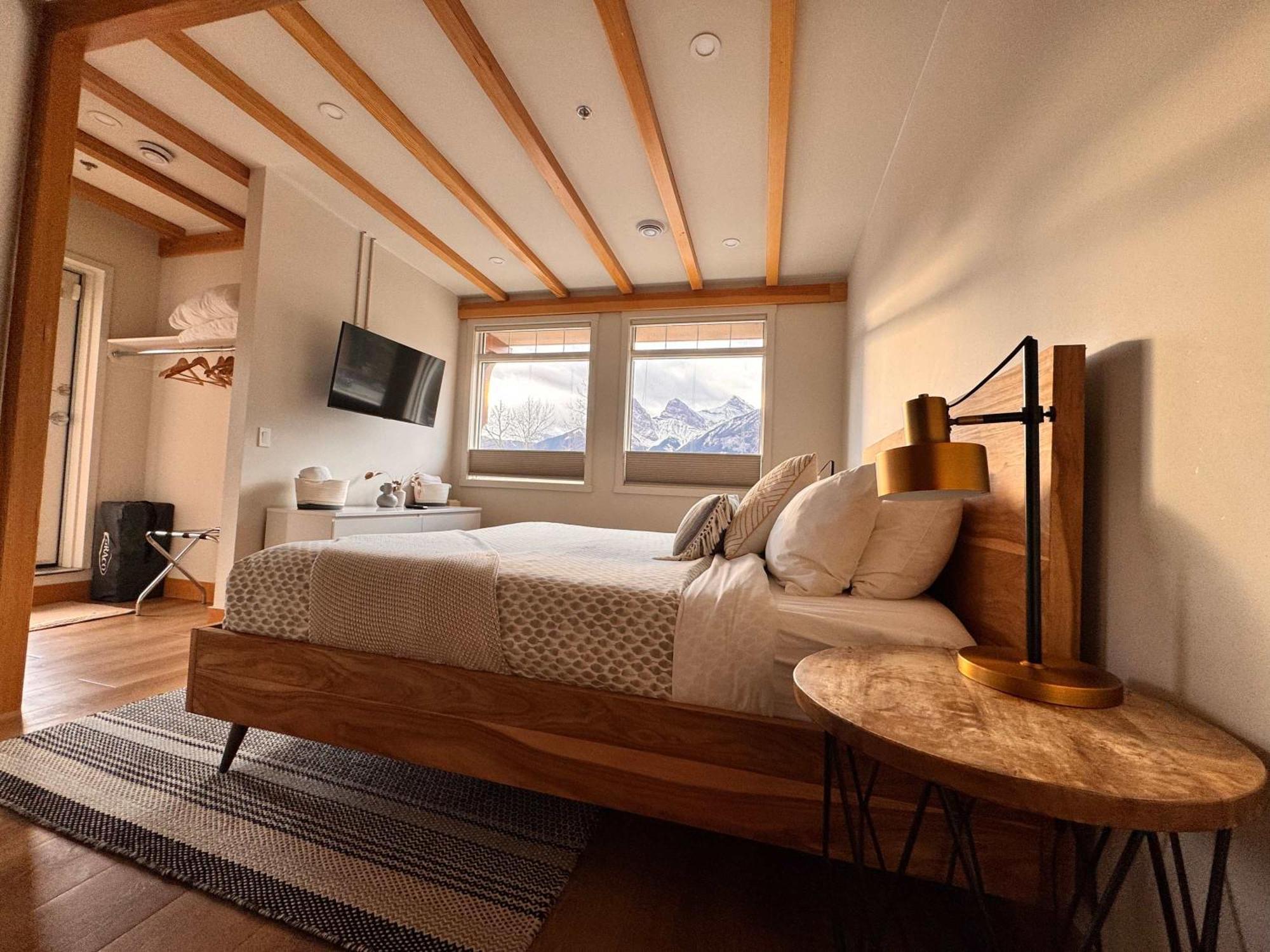 Ravens Crest Lodge - Stunning Views Perfectly Located On Main Street Canmore Ngoại thất bức ảnh