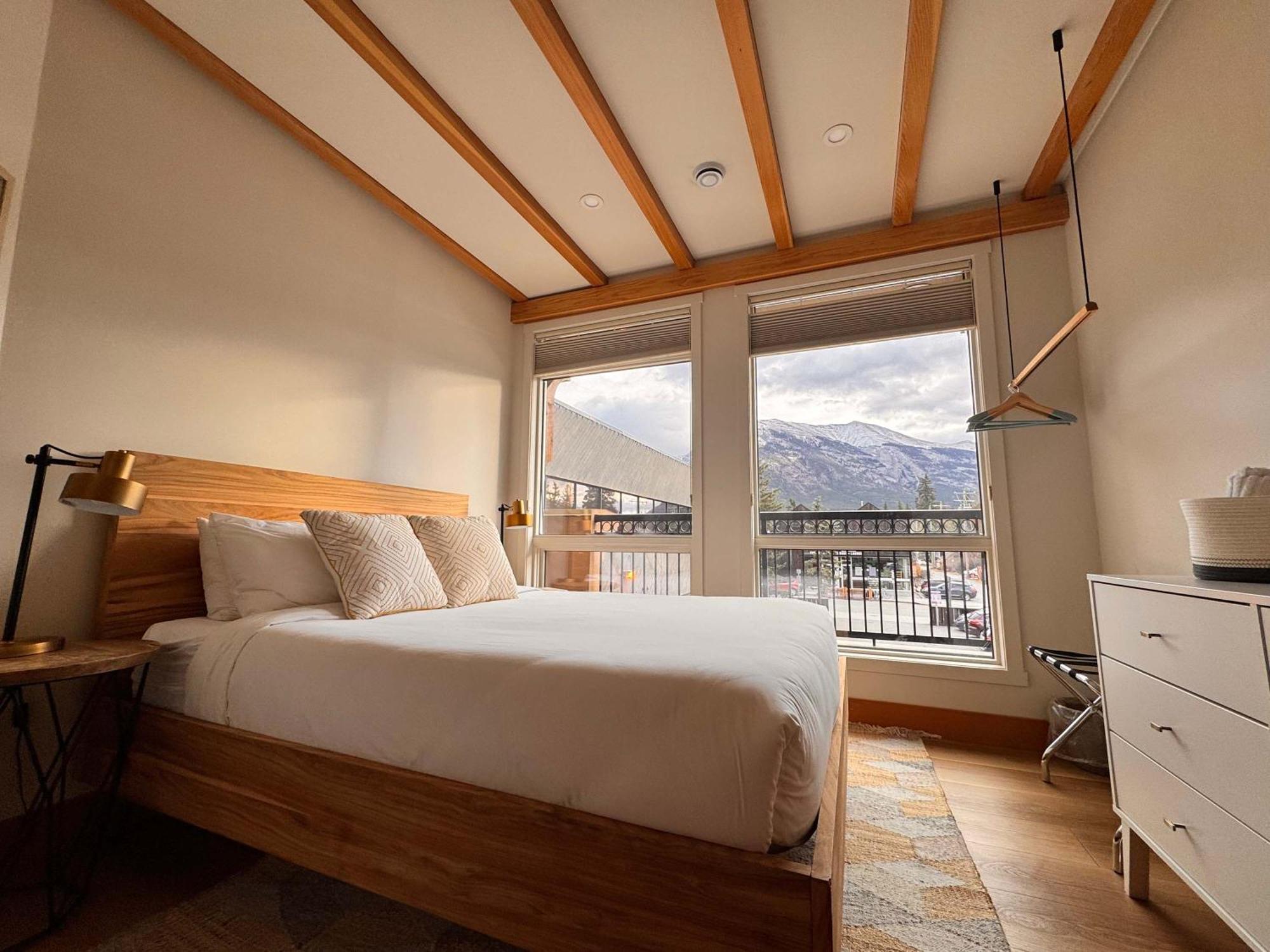 Ravens Crest Lodge - Stunning Views Perfectly Located On Main Street Canmore Ngoại thất bức ảnh